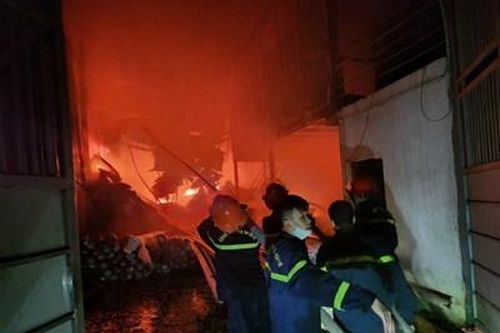 Dập tắt đám cháy lớn tại cơ sở tái chế nhựa ở Vĩnh Phúc