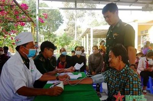 Bộ đội Biên phòng tỉnh Long An phối hợp khám bệnh, cấp thuốc miễn phí cho nhân dân biên giới