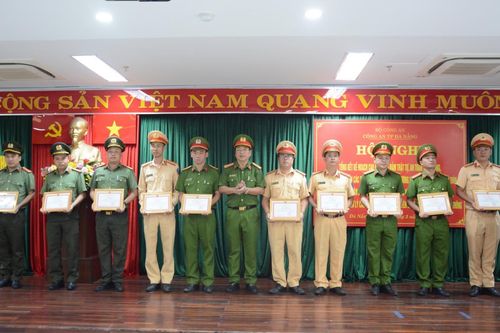 Tuyên dương các tập thể, cá nhân có thành tích xuất sắc trong cao điểm đảm bảo TTATGT