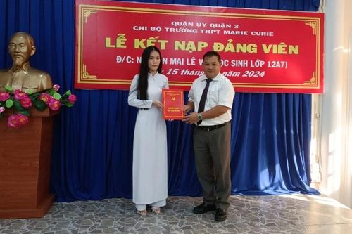 Nữ sinh với thành tích 12 năm liền học sinh giỏi vinh dự đứng vào hàng ngũ Đảng