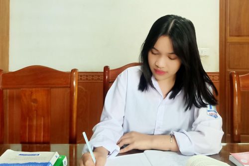Ấn tượng với thành tích của nữ sinh vùng biên