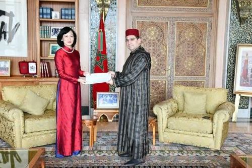 Đại sứ Lê Kim Quy trình bản sao Thư ủy nhiệm lên Bộ trưởng Ngoại giao, hợp tác châu Phi và người Morocco ở nước ngoài