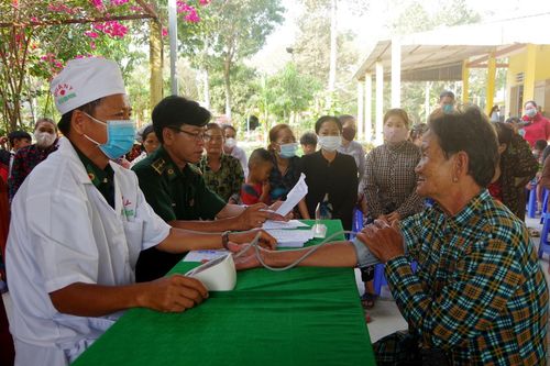 BĐBP Long An phối hợp tổ chức khám bệnh, cấp thuốc miễn phí và tặng quà cho nhân dân biên giới