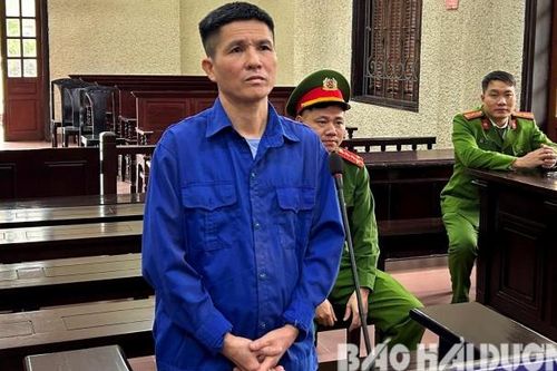 Đang thụ án tù chung thân vì giết người, đối tượng lại dùng kéo đâm phạm nhân
