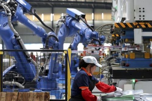 Công nhân Trung Quốc đang bị thay thế bởi robot tốc độ nhanh nhất thế giới