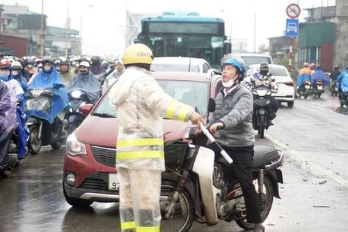 CSGT Hà Nội ra quân tuyên truyền, xử lý vi phạm trên loạt cầu dẫn vào nội đô