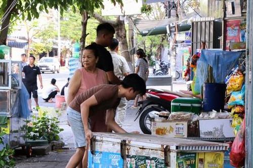Người dân hỗ trợ lực lượng chức năng kẻ vạch, phân định vỉa hè dành cho người đi bộ