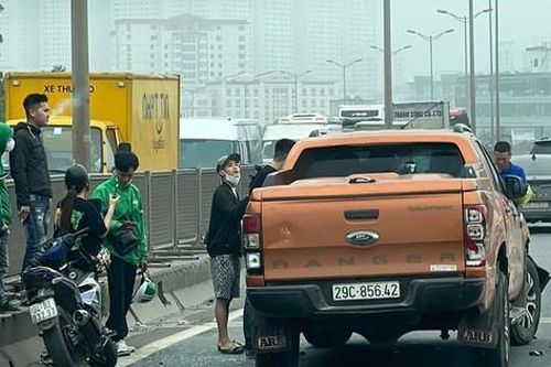 Tài xế xe bán tải đâm va xe cảnh sát, bỏ chạy lên Vành đai 3 trên cao