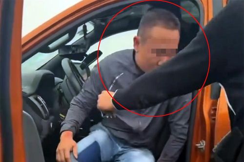 Danh tính tài xế xe bán tải đâm xe cảnh sát để bỏ chạy ở Hà Nội