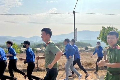 Thanh niên Kon Tum chạy bộ gây quỹ, xây nhà văn hóa
