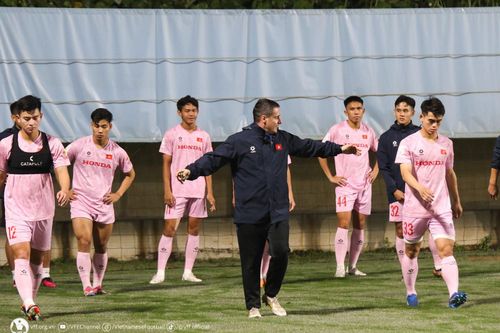 ĐT Việt Nam tập trung đủ lực lượng, đội mưa rèn quân