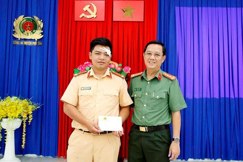 Thăm cán bộ công an bị thương trong khi làm nhiệm vụ