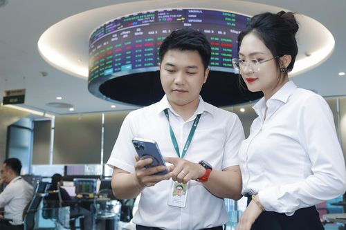 Cổ phiếu được giá, lãnh đạo và người thân đồng loạt 'thoát hàng'