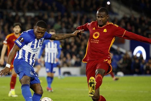 Cựu sao MU ghi bàn, Brighton vẫn nhìn AS Roma lấy vé từ kết