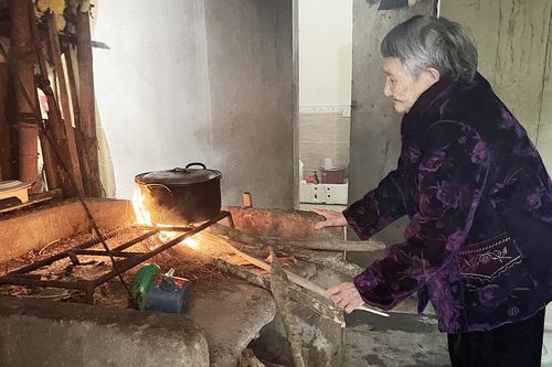 Cụ bà 104 tuổi vẫn đọc thơ vanh vách, sinh con lúc 51 tuổi