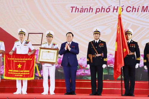 Tân cảng Sài Gòn đón nhận danh hiệu Anh hùng Lao động