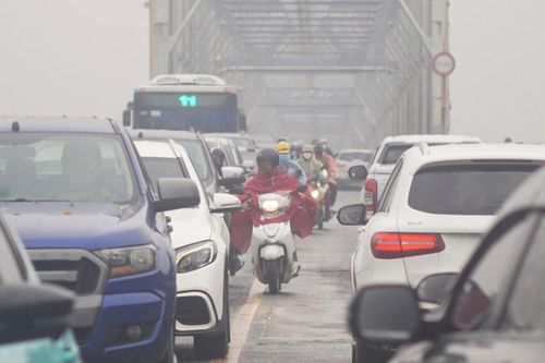 CSGT Hà Nội xử lý lỗi đi sai làn đường trên cầu, người vi phạm ngỡ ngàng
