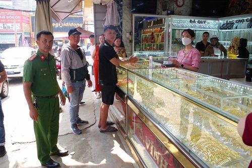 Bắt đối tượng đến tiệm vàng giả vờ mua rồi cướp vàng ở Đắk Lắk