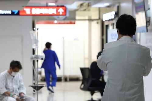 Bộ trưởng Y tế Hàn Quốc kêu gọi các giáo sư y khoa không đồng loạt từ chức