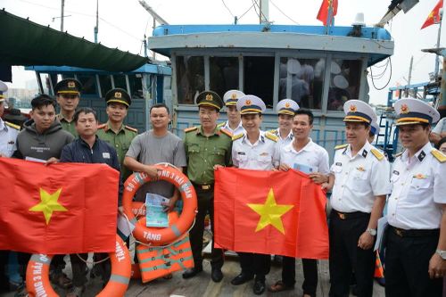 Bộ Tư lệnh Vùng 3 Hải quân trao cờ Tổ quốc cho ngư dân vươn khơi, bám biển