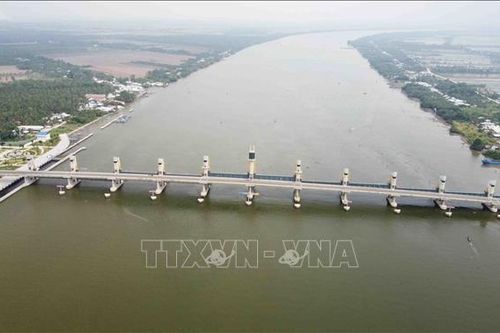 Đóng cửa van cống Cái Lớn để ngăn mặn