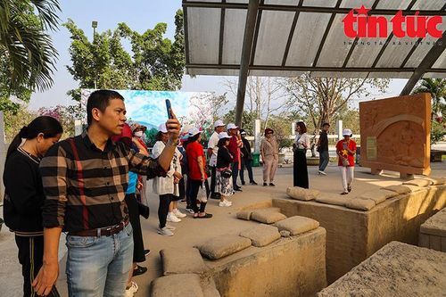 Khách du lịch đến Điện Biên tăng cao dịp Năm Du lịch quốc gia và Lễ hội Hoa Ban 2024