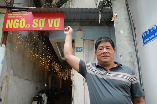 Bảng 'Ngõ không sợ vợ' bất ngờ bị gỡ xuống, bà con khẳng định ở đây ai cũng tôn trọng vợ