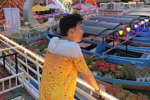 Ca sĩ Việt nhập viện, trèo tường trốn vì không có tiền trả, ra chợ xin rau dạt về ăn