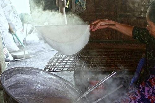 Hơn nửa thế kỷ gắn bó với chiếc bánh tráng di sản