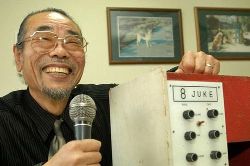 Người đàn ông dạy cả thế giới hát karaoke qua đời sau một cú ngã