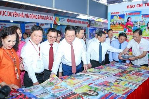 Diễn đàn báo chí toàn quốc năm 2024: Báo chí muốn đi xa thì phải về gần