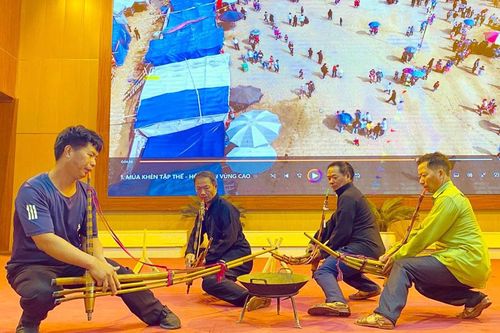 Đưa tiếng khèn vang xa