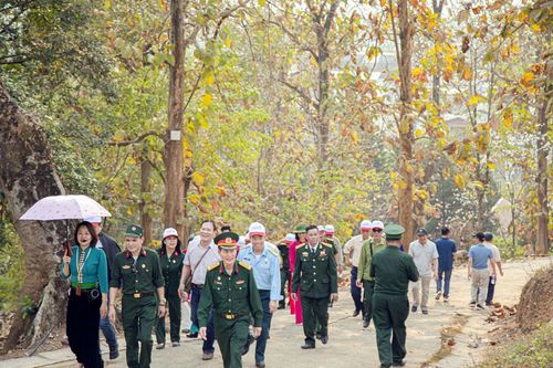 Du khách tăng cao trước ngày khai hội