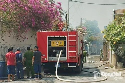 Đã khống chế vụ cháy kho phế liệu và cơ sở ghế nệm tại huyện Trảng Bom
