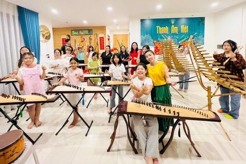 Nối dài tình yêu với đàn tranh