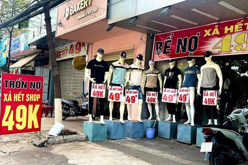 'Loạn' ngôn ngữ trong biển hiệu, bảng quảng cáo