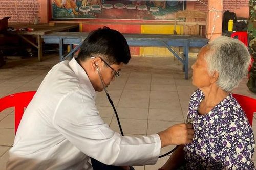 Đoàn y, bác sĩ khám bệnh, cấp thuốc miễn phí cho người dân Campuchia
