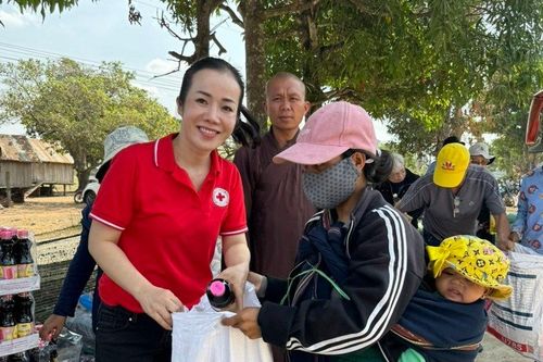 Tặng 300 suất quà cho hộ nghèo ở huyện Kông Chro