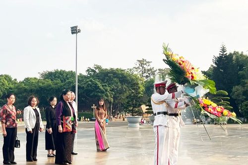 Nguyên Phó Chủ tịch Thường trực Quốc hội Tòng Thị Phóng dâng hoa, dâng hương Bác Hồ tại Quảng trường Đại Đoàn Kết