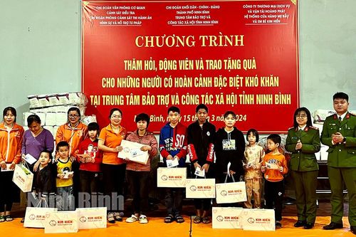Đoàn Thanh niên Công an tỉnh tặng quà tại Trung tâm Bảo trợ và công tác xã hội tỉnh
