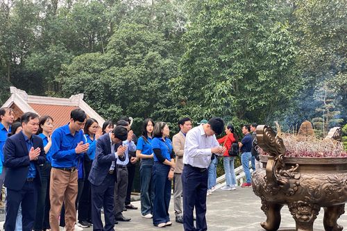 Dâng hương tưởng niệm Bác Hồ tại Khu di tích K9 - Đá Chông