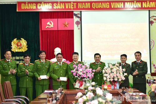 Trao thưởng các đơn vị có thành tích xuất sắc trong đấu tranh phòng, chống tội phạm