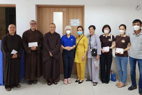Tu viện Khánh An tặng quà đến bệnh nhân ung thư