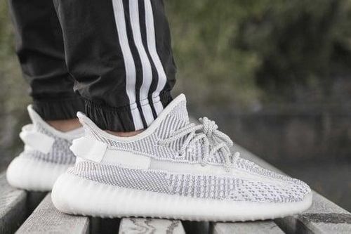 Cắt đứt quan hệ với một ca sĩ, tập đoàn Adidas lần đầu lỗ sau thuế