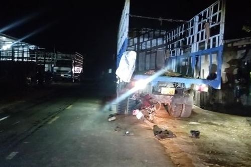 Xe máy tông xe tải đỗ bên đường, 2 người thương vong