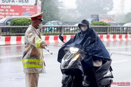Chạy xe máy ngược chiều đường Tố Hữu, cô gái bật khóc khi bị xử phạt