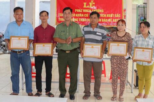 Khen thưởng 5 người dân dũng cảm bắt cướp tại chợ Tam Bình