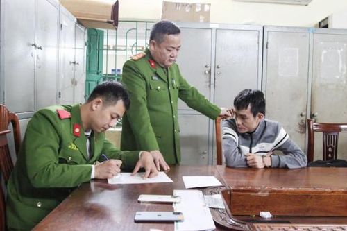 Con nghiện mang bình xịt hơi cay hỏi mua điện thoại rồi… cướp