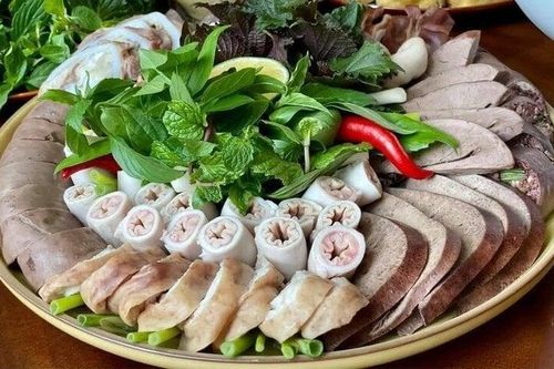 Ai không nên ăn lòng lợn?