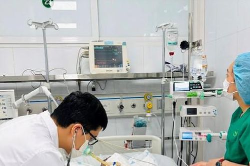 Bé trai đa chấn thương do laptop phát nổ đã tử vong